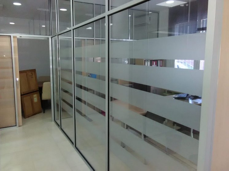 Rotulación y decoración de cristal en vinilo ácido. Trabajos para Phoenix Sevilla.