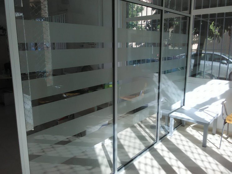 Rotulaci&oacute;n y decoraci&oacute;n de cristal en vinilo &aacute;cido. Trabajos para Phoenix Sevilla.
