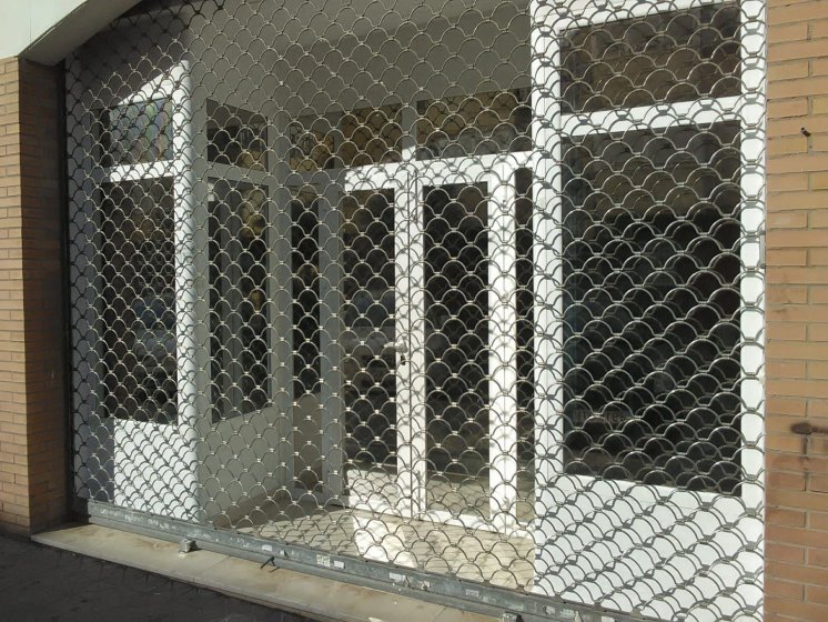 Rotulación y decoración de cristal en vinilo lámina solar de reducción de calor. Trabajos para Phoenix Sevilla.