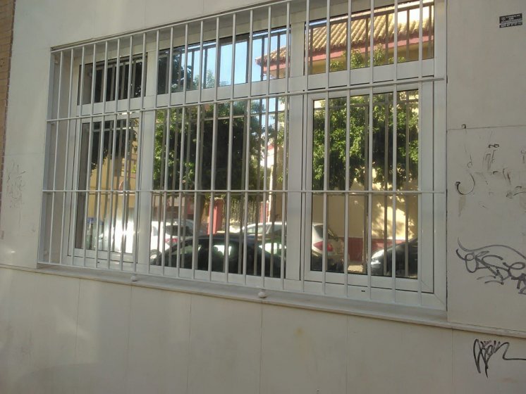 Rotulación y decoración de cristal en vinilo lámina solar de reducción de calor. Trabajos para Phoenix Sevilla.