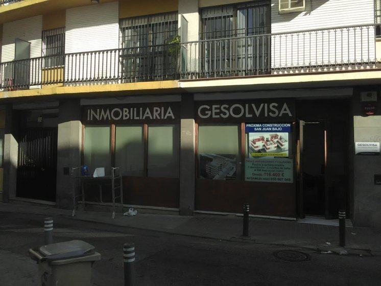  Rotulación de fachada en letras lacadas en plata. Gesolvisa Sevilla