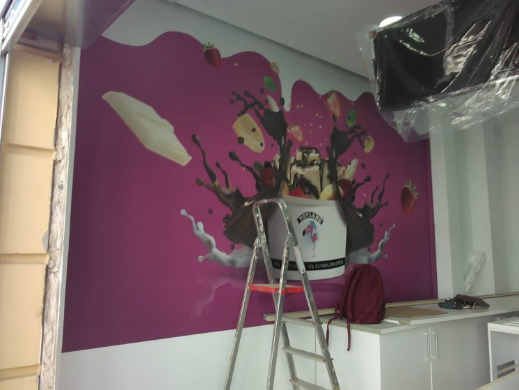 Rotulación de foto mural en vinilos laminados en mate, especiales para pared en decoración de interior. Helados Yoyland en Dos Hermanas Sevilla.