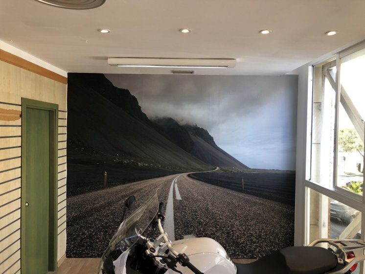 Rotulación de fotomural en vinilo lamiando especial pared. BMW Todomoto Sevilla. 