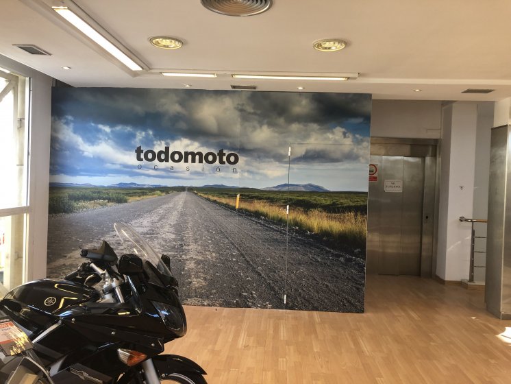 Rotulación de fotomural en vinilo lamiando especial pared. BMW Todomoto Sevilla. 