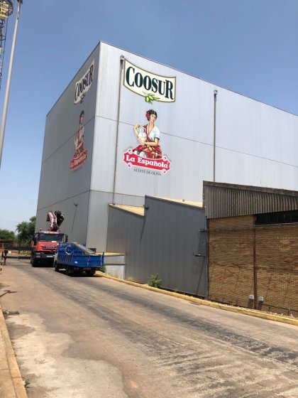 Rotulaci&oacute;n de frente fachada en vinilos especiales al exterior. Coosur Aceites La Espa&ntilde;ola en Ja&eacute;n.