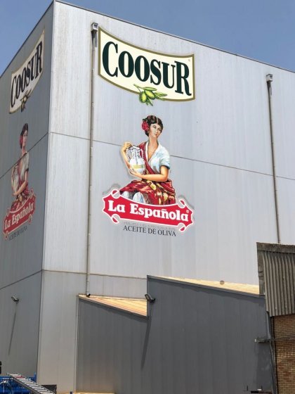 Rotulación de frente fachada en vinilos especiales al exterior. Coosur Aceites La Española en Jaén.