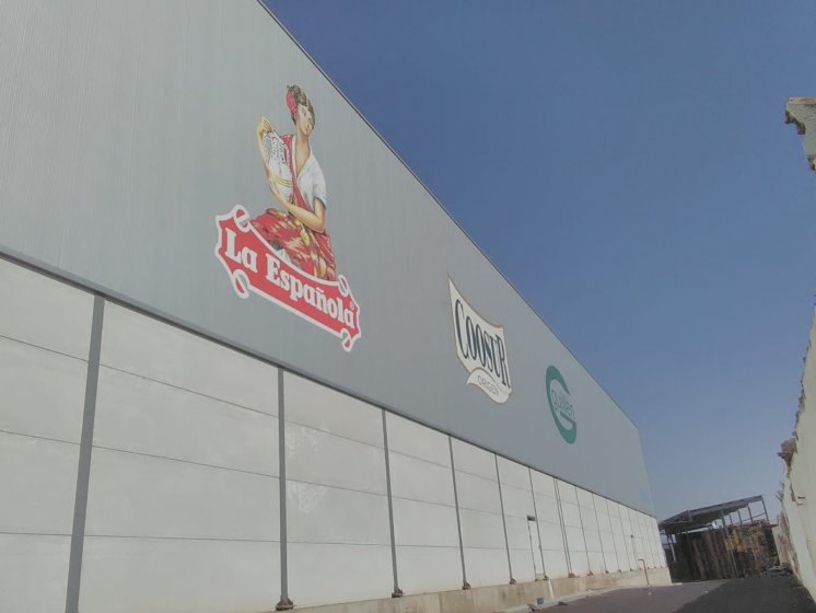 Rotulación de frente fachada en vinilos especiales al exterior. Coosur Aceites La Española en Vilches Jaén
