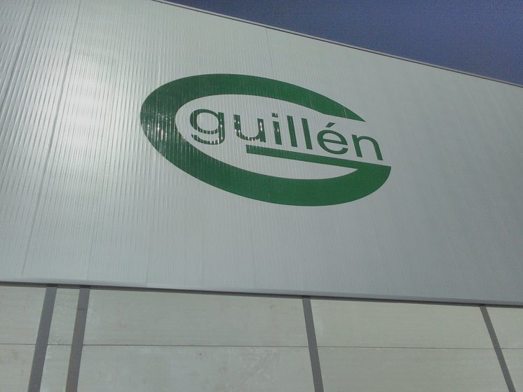 Rotulación de frente fachada en vinilos especiales al exterior. Coosur Aceites La Española en Vilches Jaén