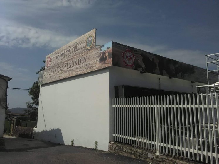 Rotulación de frontal en vinilos laminados. Fábrica de Segundín en Aracena Huelva.