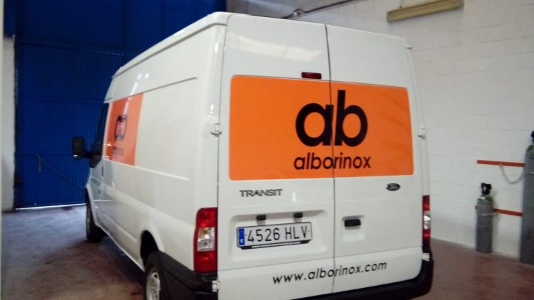Rotulación de furgoneta con vinilos de corte. Alborinox en Dos Hermanas Sevilla.