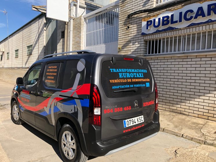 Rotulación de furgoneta con vinilos de corte y microperforado homologado para cristales. Efamoa en Sevilla.