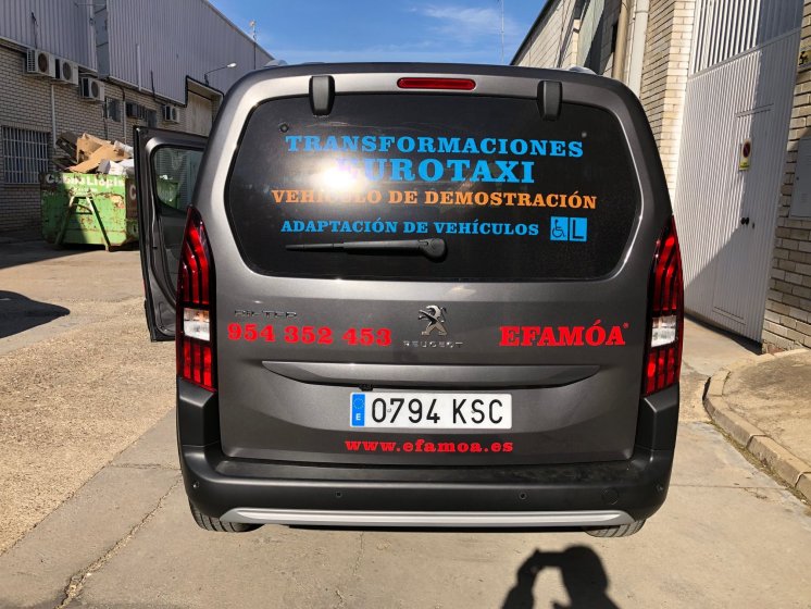 Rotulación de furgoneta con vinilos de corte y microperforado homologado para cristales. Efamoa en Sevilla.