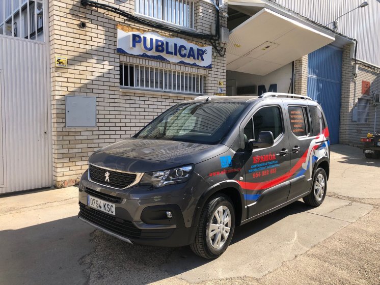 Rotulación de furgoneta con vinilos de corte y microperforado homologado para cristales. Efamoa en Sevilla.