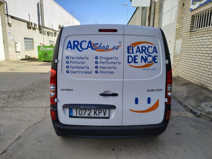 Rotulación de furgoneta en vinilo de corte. Arca de Noel Sevilla.