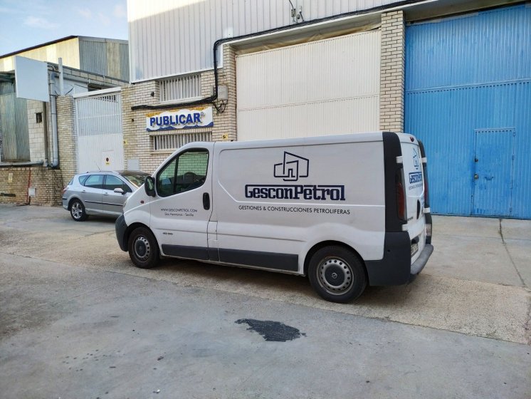 Rotulación de furgoneta en vinilo de corte. Gesconpetrol, en Dos Hermanas Sevilla.