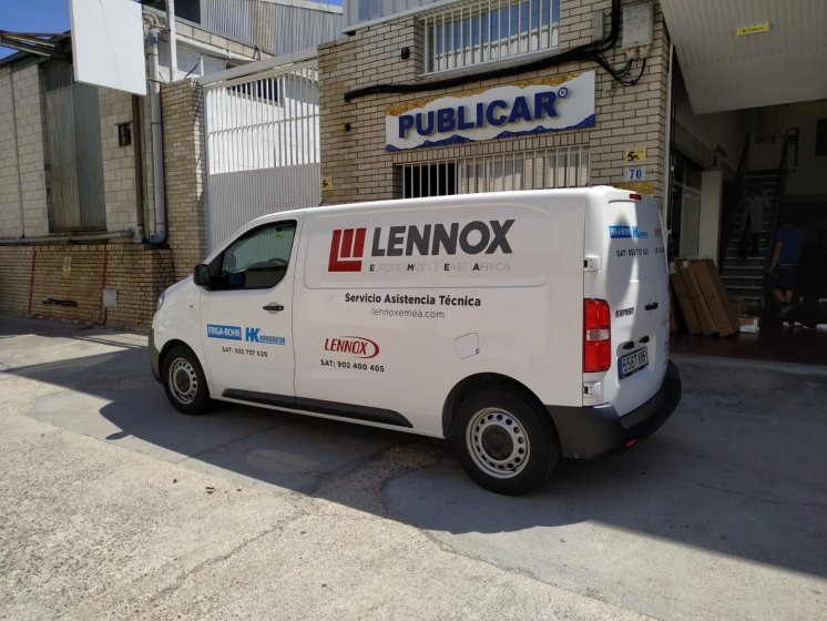 Rotulación de furgoneta en vinilo de corte. Lennox Sevilla.