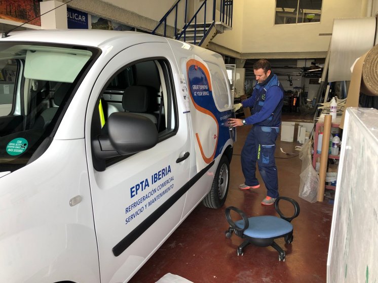 Rotulación de furgoneta en vinilo fundido en impresión digtal. Epta Iberia Sevilla.