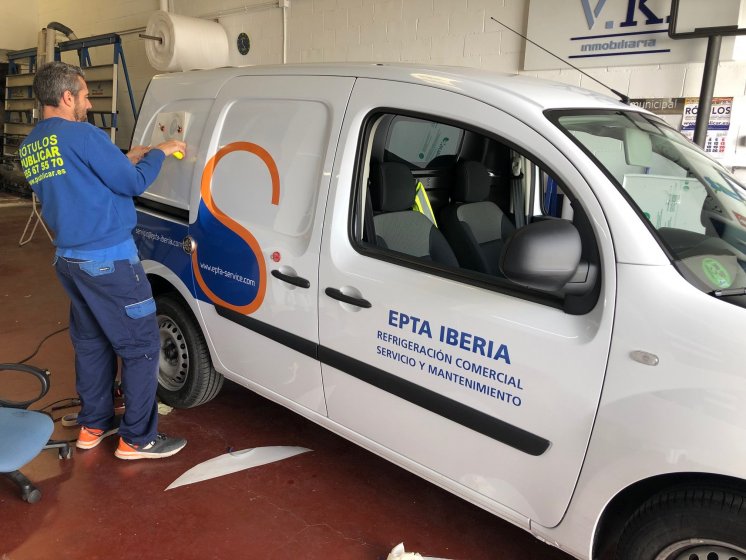 Rotulación de furgoneta en vinilo fundido en impresión digtal. Epta Iberia Sevilla.