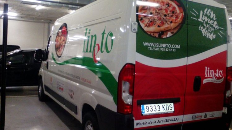 Rotulación de Furgoneta en vinilo de impresión digital y de corte fundidos. Lineto Martín de la Jara Sevilla