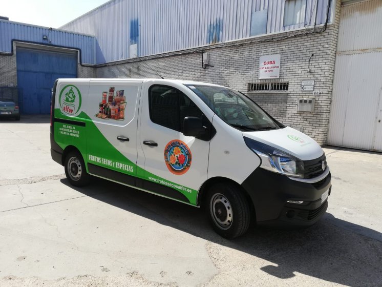 Rotulación de furgoneta en vinilos de corte fundidos para frutos secos y especias Alfer en Sevilla.