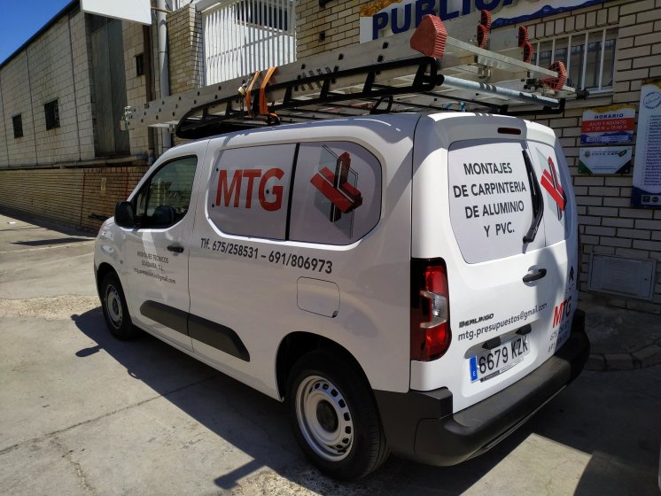 Rotulación de furgoneta en vinilos de corte y microperforados homologados para la ITV. MTG de Alacalá de Guadaira en Sevilla.