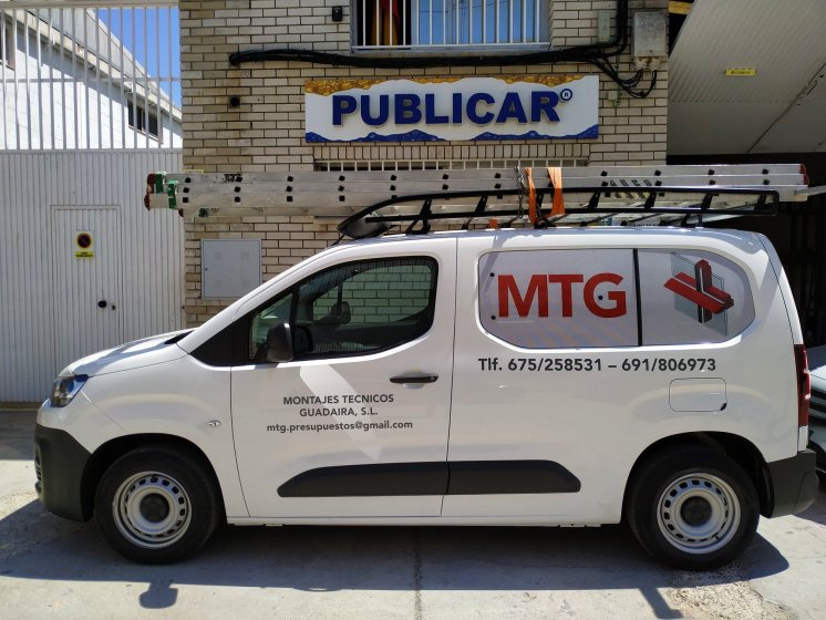 Rotulaci&oacute;n de furgoneta en vinilos de corte y microperforados homologados para la ITV. MTG de Alacal&aacute; de Guadaira en Sevilla.
