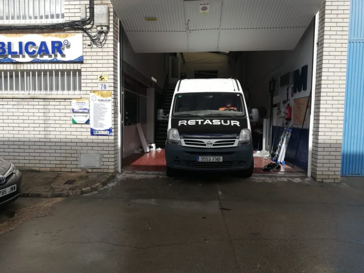 Rotulación de furgoneta en vinilos de corte. Retasur en Dos Hermanas Sevilla.