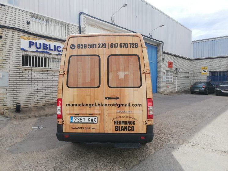 Rotulación integral de Furgón en vinilo fundido y textos en vinilo de corte. Carpintería Hermanos Blanco en Aracena Huelva.