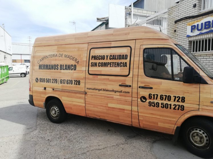 Rotulación integral de Furgón en vinilo fundido y textos en vinilo de corte. Carpintería Hermanos Blanco en Aracena Huelva.