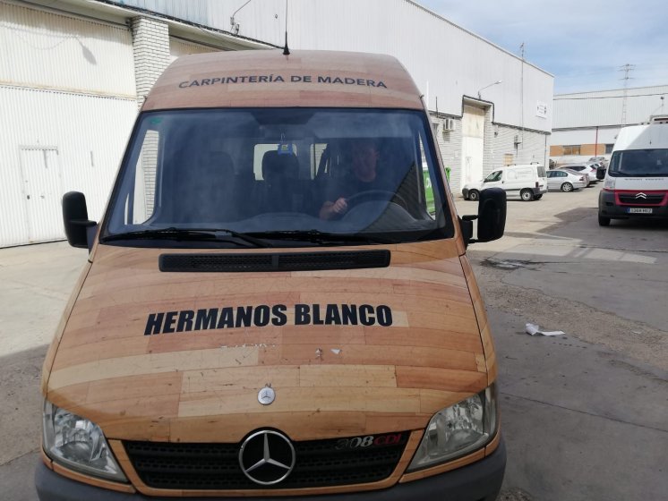 Rotulación integral de Furgón en vinilo fundido y textos en vinilo de corte. Carpintería Hermanos Blanco en Aracena Huelva.