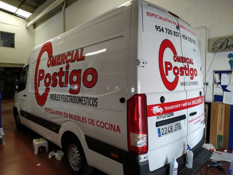 Rotulación Integral en vinilo de corte fundido. Comercial Postigo en Dos Hermanas Sevilla