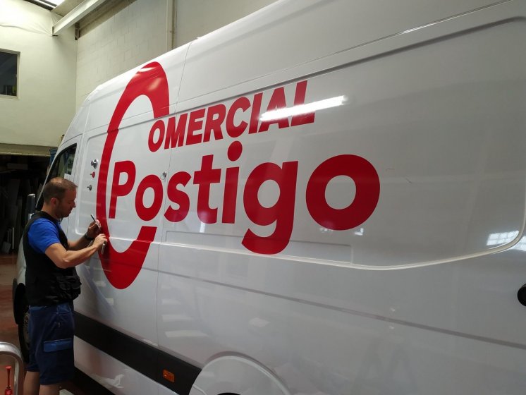 Rotulación Integral en vinilo de corte fundido. Comercial Postigo en Dos Hermanas Sevilla