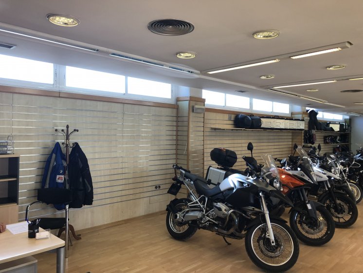 Rotulación de láminas solares efecto espejo, con reducción de rayos solares del 78%. BMW Todomoto Sevilla 
