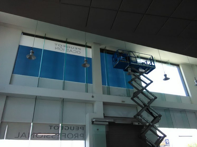 Rotulaci&oacute;n de l&aacute;minas solares oscurecedoras, con reducci&oacute;n de rayos solares, para Peugeot Automares Sevilla. 