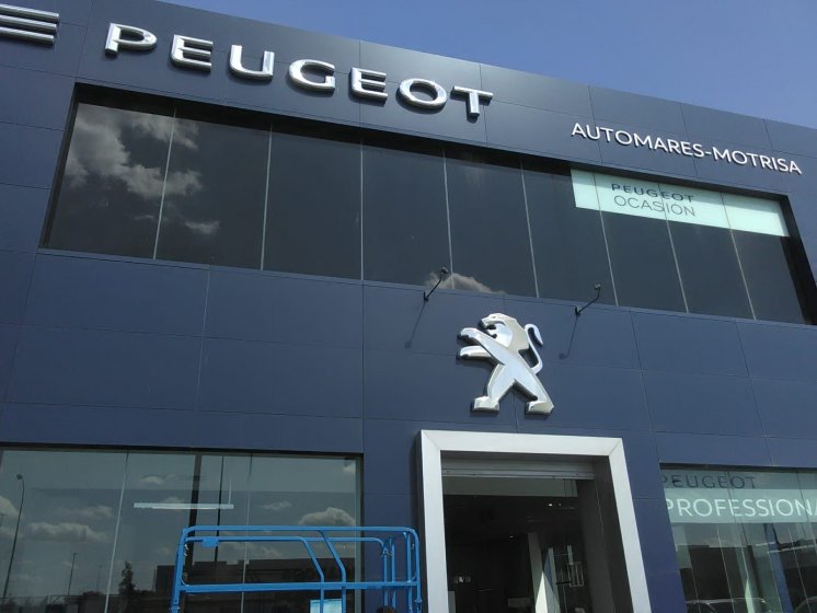 Rotulación de láminas solares oscurecedoras, con reducción de rayos solares, para Peugeot Automares Sevilla. 