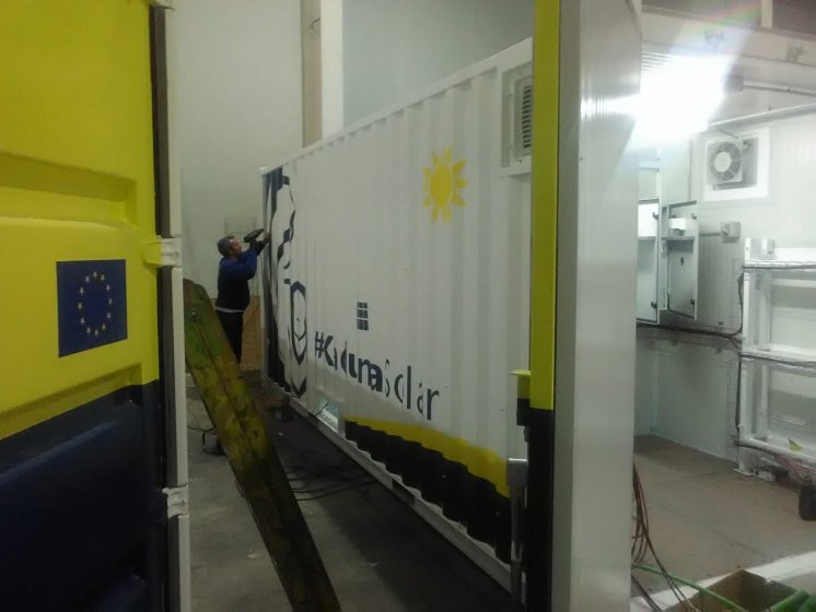 Rotulaci&oacute;n de un lote de 13 contenedores container en vinilo de corte especial para Kaduna Solar. Fabricados por Proinsener Sevilla.
