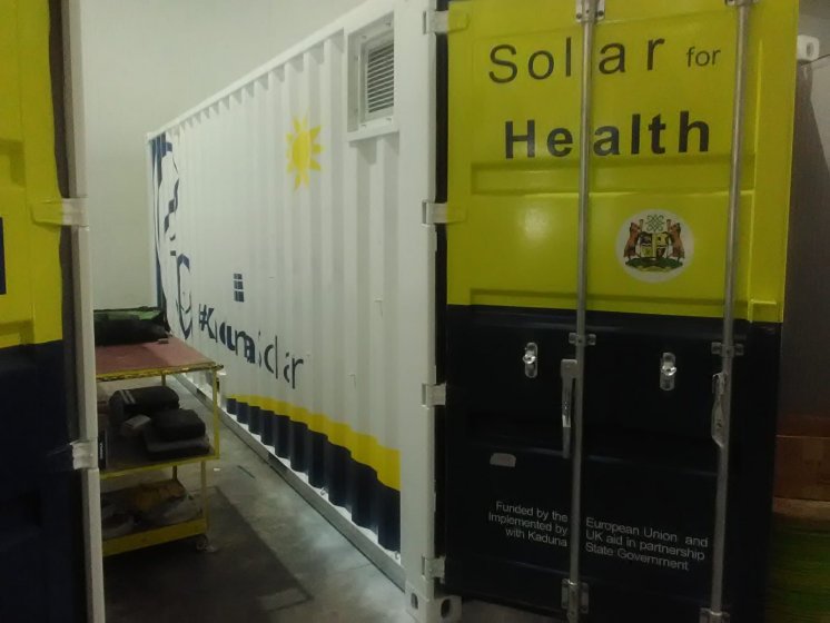 Rotulaci&oacute;n de un lote de 13 contenedores container en vinilo de corte especial para Kaduna Solar. Fabricados por Proinsener Sevilla.