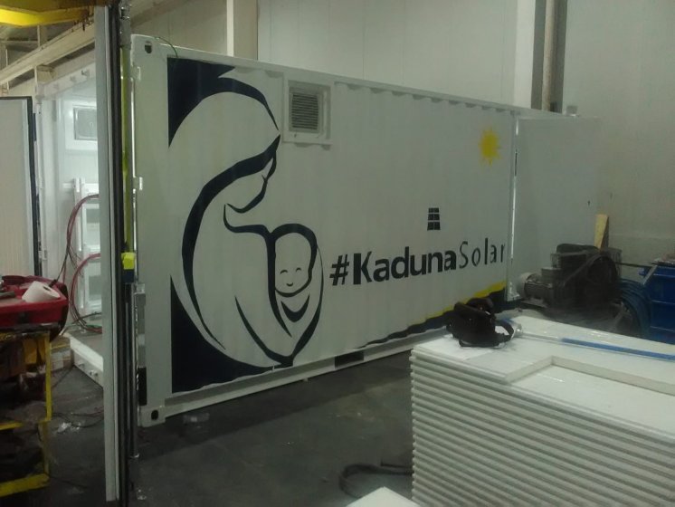 Rotulaci&oacute;n de un lote de 13 contenedores container en vinilo de corte especial para Kaduna Solar. Fabricados por Proinsener Sevilla.
