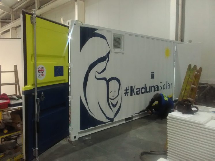 Rotulaci&oacute;n de un lote de 13 contenedores container en vinilo de corte especial para Kaduna Solar. Fabricados por Proinsener Sevilla.