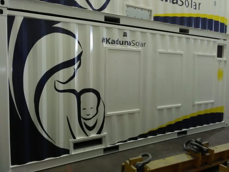 Rotulaci&oacute;n de un lote de 13 contenedores container en vinilo de corte especial para Kaduna Solar. Fabricados por Proinsener Sevilla.