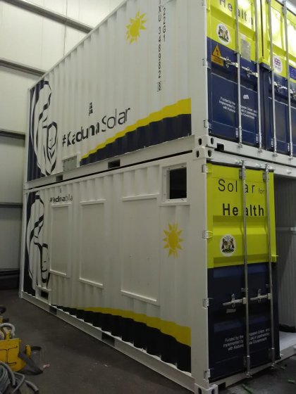 Rotulaci&oacute;n de un lote de 13 contenedores container en vinilo de corte especial para Kaduna Solar. Fabricados por Proinsener Sevilla.
