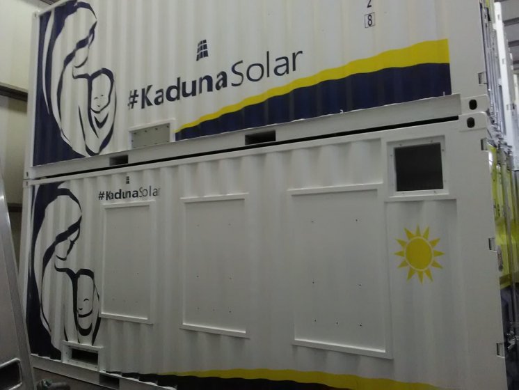 Rotulaci&oacute;n de un lote de 13 contenedores container en vinilo de corte especial para Kaduna Solar. Fabricados por Proinsener Sevilla.