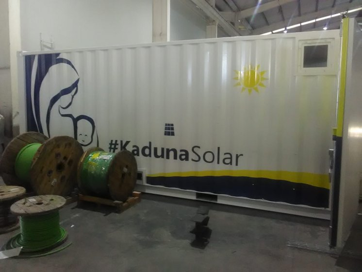 Rotulaci&oacute;n de un lote de 13 contenedores container en vinilo de corte especial para Kaduna Solar. Fabricados por Proinsener Sevilla.