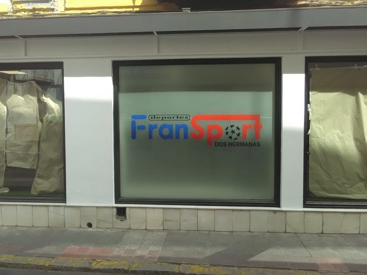 Rotulación de lunas y escaparates en vinilo de ácido y de corte. Fran Sport en Dos Hermanas Sevilla.