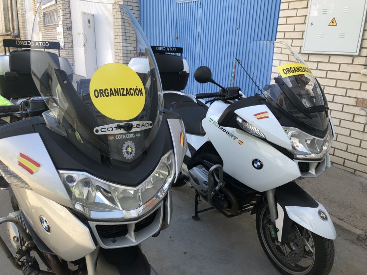 Rotulación de moto BMW R 1200 RT en vinilo de impresión digital removible por microventosas. Trabajo para la Agrupación motorista Cota Cero Sevilla