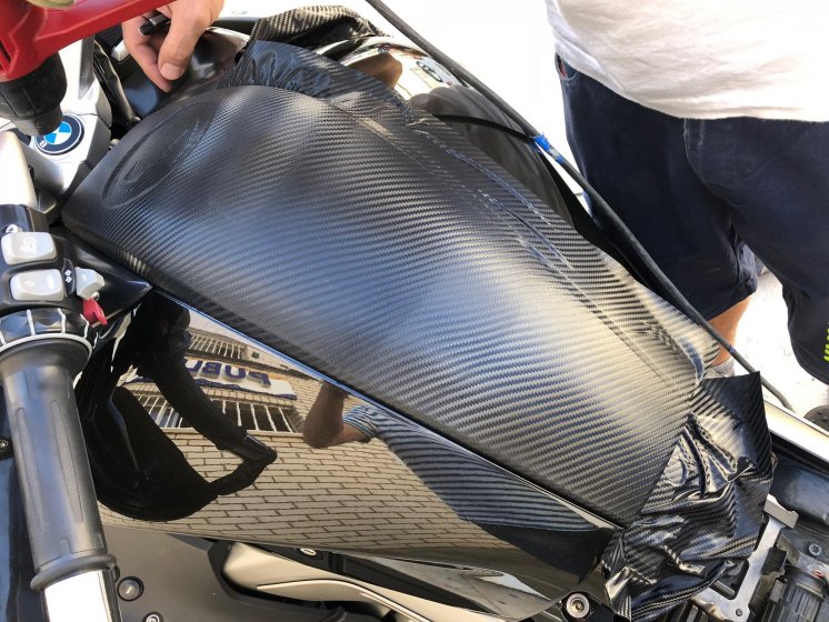 Rotulación de moto con vinilo fundido en fibra de carbono. BMW K 1600 GTL en Sevilla.