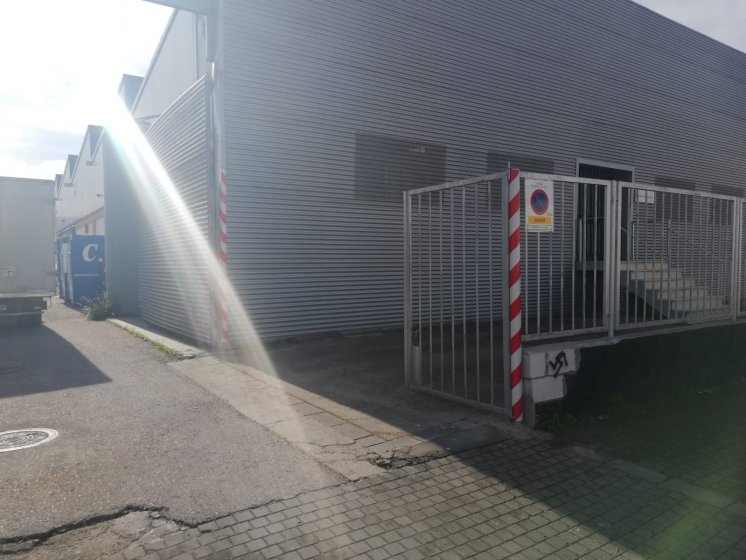 Rotulación de señalización reflectante para entrada y salida de vehículos. Inurviauto Placas del Sur en Sevilla.