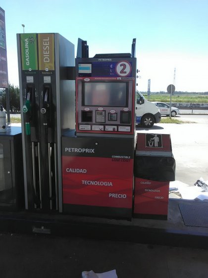 Rotulaci&oacute;n en vinilo personalizado de Surtidores de gasolina para Petroprix en Sevilla.