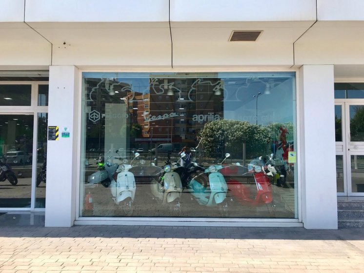 Rotulación de vinilos ácido plata en Piaggo, MotoGuzzi y Aprilia Sevilla.