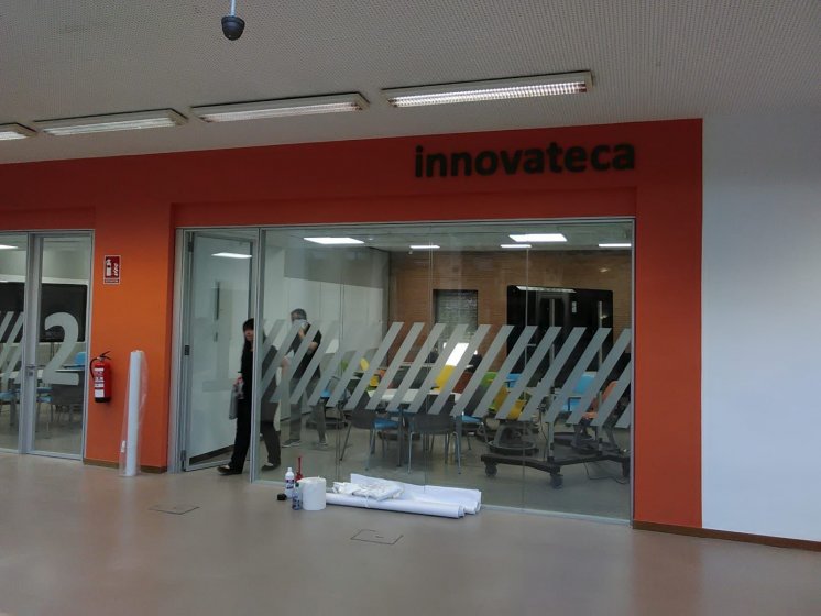 Rotulación de vinilos ácido plata en la Universidad Pablo de Olavide en Sevilla.